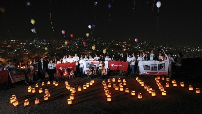 Syřané a místní obyvatelé si v jordánském Amánu pomocí nápisu „Sýrie“, vytvořeného z lampiónů ozářených svíčkami, připomínají dvouleté výročí vzniku ozbrojeného povstání proti syrskému režimu prezidenta Asada.