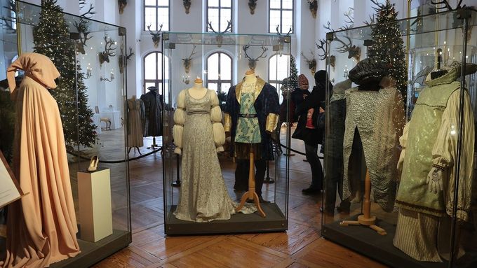Na zámku Moritzburg se letos znovu otevřela tradiční výstava věnovaná pohádce Tři oříšky pro Popelku. K vidění jsou filmové kostýmy i řada rekvizit.