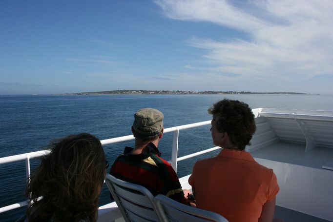 Od dubna 2008 dopravuje návštěvníky na Robben island moderní trajekt Sikhululekile (v jihoafrickém jazyce Xhosa "Vrátili se" ), který pojme 300 pasažérů