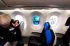 Novináři si mohli detailně prohlédnout i okénka Boeingu 787