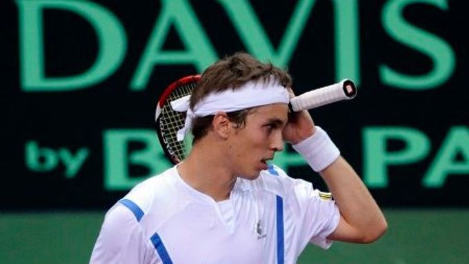Slovensku se doma nedaří. Proti Srbsku prohrálo v pátek obě páteční dvouhry, tu druhou ztratil Lukáš Lacko až v pátém setu.