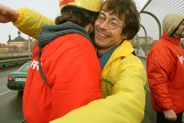Greenpeace demonstrují na Nuselském mostě v Praze