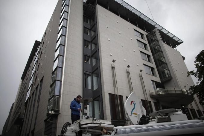 A man works on top of a satellite news network truck, parked outside a courthouse in Oslo August 23, 2012. More than a year after his deadly rampage in Norway, an Oslo court will announce the verdict on Anders Behring Breivik on Friday. REUTERS/Stoyan Nenov (NORWAY - Tags: CRIME LAW CIVIL UNREST) Published: Srp. 23, 2012, 2:15 odp.