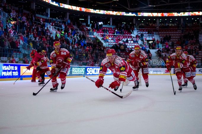 Hráči Třince slaví vítězství nad Hradcem Králové