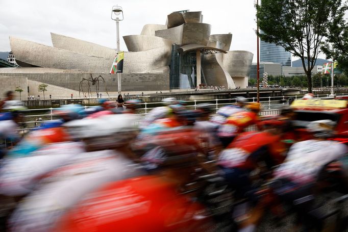 Tour de France 2023: Průjezd kolem Guggenheimova muzea v Bilbau.