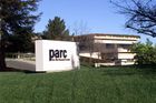 1970 - Společnost Xerox zakládá v kalifornském Palo Alto výzkumné středisko známé jako Xerox PARC. Rodí se IT - obor informačních technologií, jehož komerční potenciál později objeví právě Jobs.  