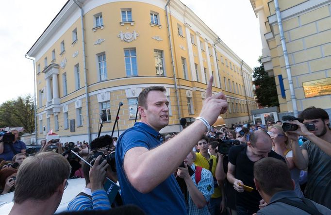 Ruský opoziční vůdce Alexej Navalnyj (uprostřed) hovoří se svými příznivci a médii v Moskvě, Rusko, středa 10. července 2013.