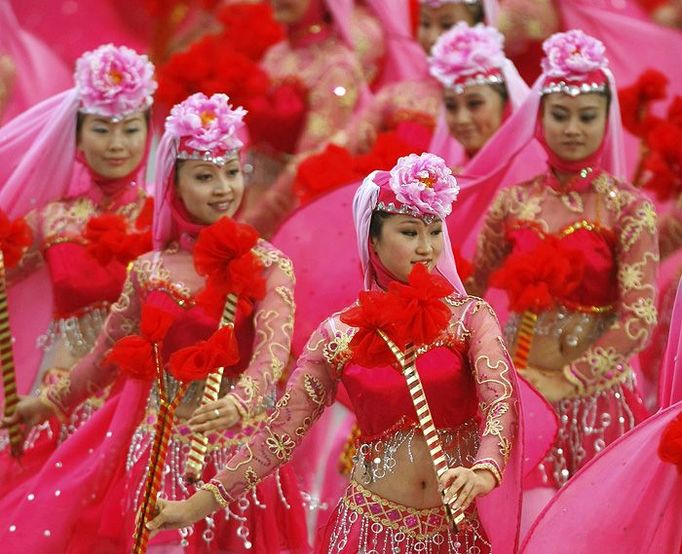 Tanečnice před zahajovacím ceremoniálem Olympijských her v Pekingu.