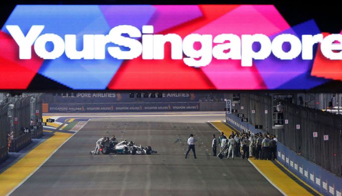 Mercedes Formula One driver Nico Rosberg of Germany has his car pushed back to the pit lane just before the start of the Singapore F1 Grand Prix at the Marina Bay street