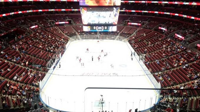 Aréna byla v noci poloprázdná, i když se na ledě hrál zápas slavné NHL. Na Floridě přestali na hokej chodit lidi.