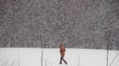 A woman walks during heavy snowfall in the Belarus capital of Minsk March 12, 2013. REUTERS/Vasily Fedosenko (BELARUS - Tags: ENVIRONMENT) Published: Bře. 12, 2013, 10:56 dop.