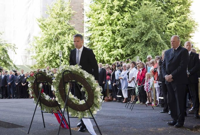 Norský premiér Jens Stoltenberg kladl v přítomnosti krále Haralda V. věnec před vládní budovu v centru Osla, poškozenou výbuchem nálože, kterou Breivik nastražil v autě.