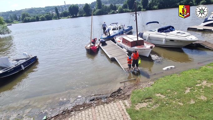 Snímek ze zásahu policie u převržené lodi.