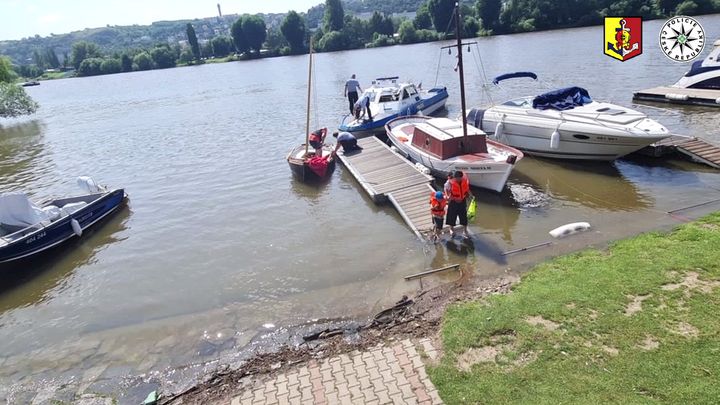 Na Vltavě se s rodinou převrátila malá plachetnice, matku a dítě odvezli do nemocnice; Zdroj foto: Policie ČR