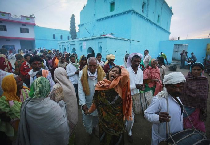 A devotee, believed to be possessed by evil spirits, cries in a state of trance as she walks around the courtyard of Guru Deoji Maharaj temple during a ghost fair at Malajpur village in Betul district in the central Indian state of Madhya Pradesh January 26, 2013. People from across India come to this fair to be exorcised of �evil spirits�. They are usually brought by relatives and they are most often women. The exorcism involves running around the temple courtyard to make the 'ghost' weak then being beaten by a priest with a broom. Picture taken January 26, 2013. REUTERS/Danish Siddiqui (INDIA - Tags: SOCIETY RELIGION) ATTENTION EDITORS: PICTURE 5 OF 24 FOR PACKAGE 'INDIAN GHOSTBUSTERS' SEARCH 'INDIA GHOST' FOR ALL IMAGES Published: Úno. 5, 2013, 5:09 dop.