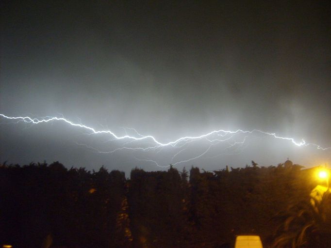 "K tropickým dnům patří také bouřky. Snažil jsem se zachytit na fotografii blesk při bouřce. Toto je jeden z mých nejzdařilejších snímků blesků."