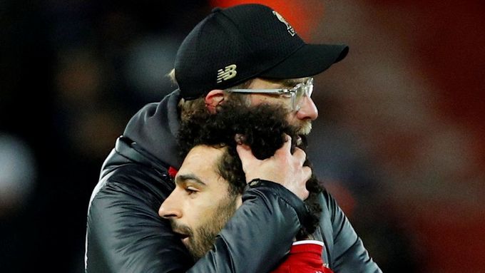 Trenér Jürgen Klopp utěšuje útočníka Muhammada Salaha po utkání, v němž Liverpool jen remizoval s Leicesterem 1:1