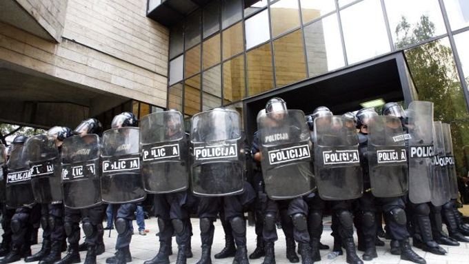 Policie hlídá parlamentní budovu chorvatsko-muslimské části Bosny při demosntraci bývalých vojáků z války v letech 1992 až 1995. Protestovali proti tomu, že jim chce vláda kvůli šetření odebrat finanční příspěvky.