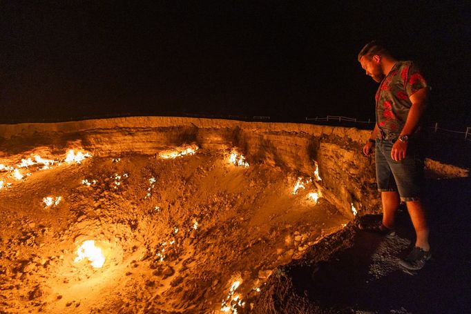 "Turkmenistán, stát, který by byl skvělou parodií, kdyby nebyl skutečný." Dan Přibáň píše z cest do žlutou žábou.