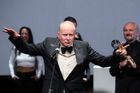 Závěr festivalu obrazem: Vizuální show, dojatí vítězové i rozverný Skarsgaard