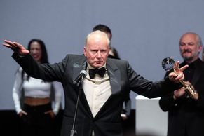 Závěr festivalu obrazem: Vizuální show, dojatí vítězové i rozverný Skarsgaard