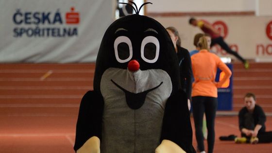 Atletický maskot Krteček držel palce všem účastníkům prvního dne domácího halového šampionátu v pražské stromovce. Podívejte se s námi, jak se dařilo favoritům.