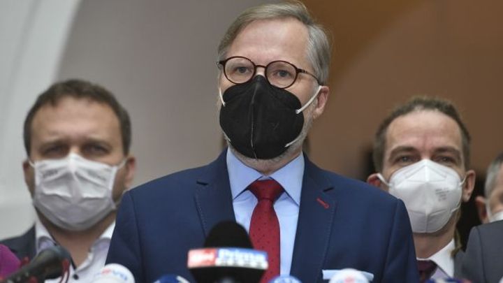 Fialu čekají nepopulární kroky, míní experti. Končící vláda v důvěře lidí propadá; Zdroj foto: ČTK
