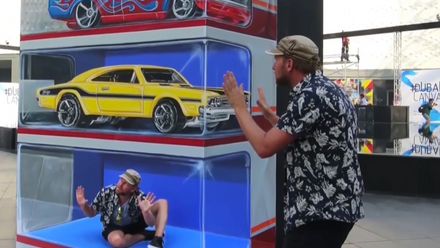 Dokonalá iluze. Umělec vytvořil realistickou 3D malbu balení autíček