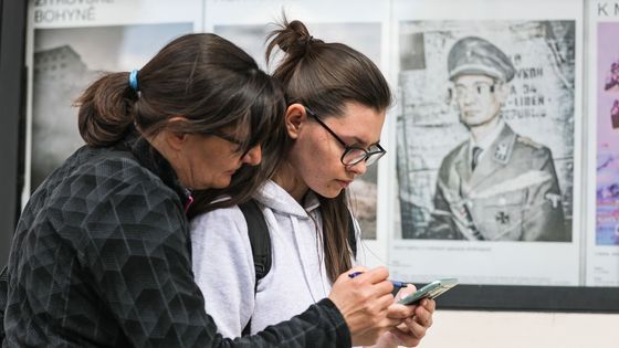 Foto: Po stopách útoku na Heydricha. V Praze běží městská QR hra, začíná u obří malby