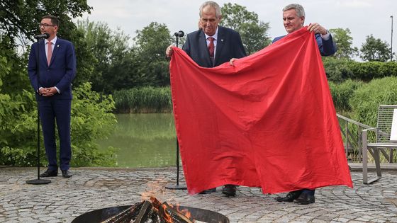 Chcete se podívat, jak prezident republiky zapálil obří rudé trenýrky? Pak klikněte do galerie.