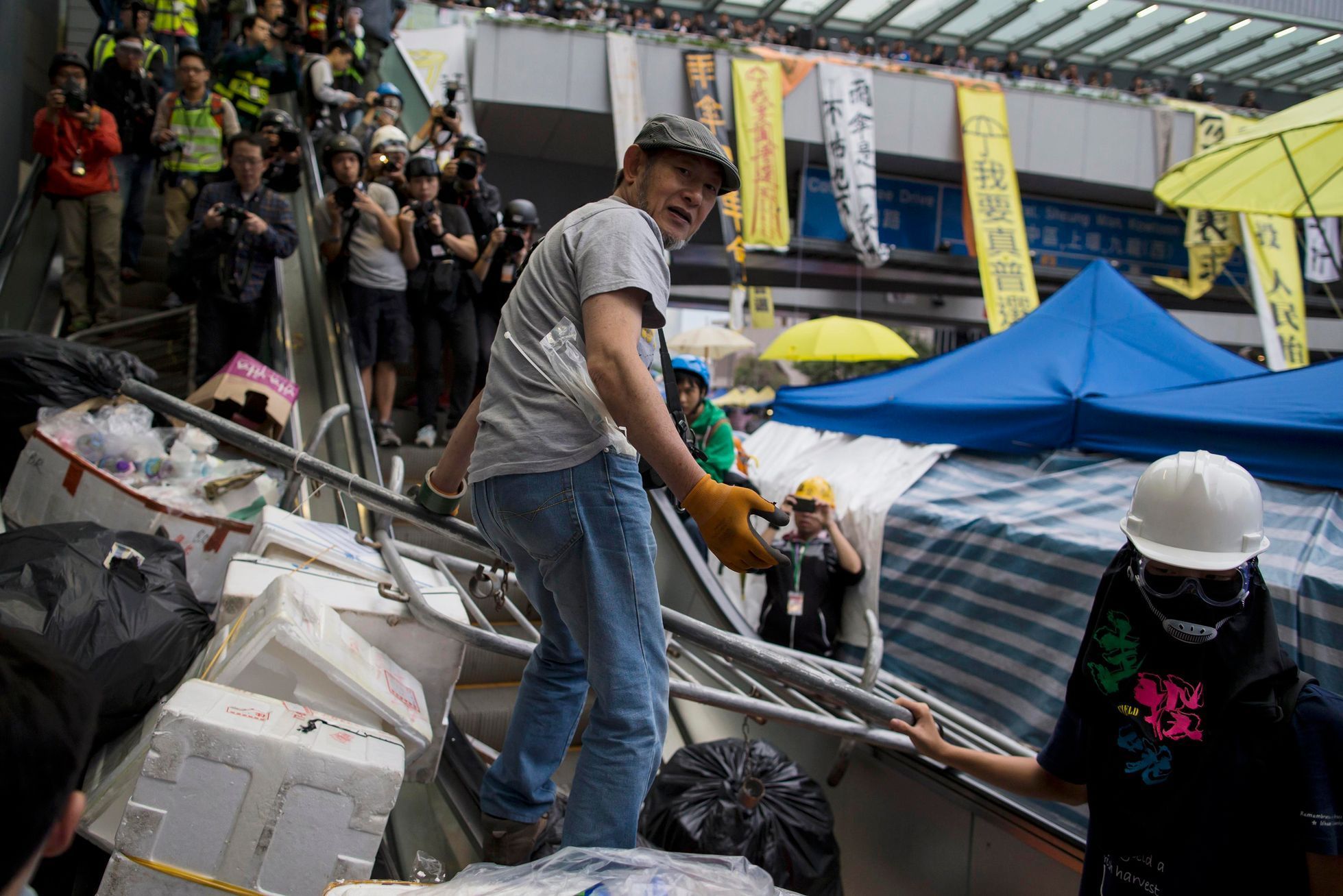 Střety demonstrantů s policisty v Hongkongu - 1. prosince
