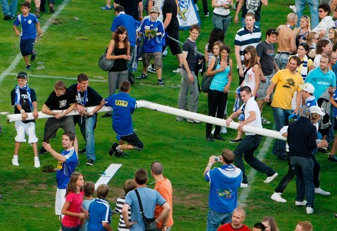 Fanoušci švýcarského klubu FC Luzern si vítězství nad Luganem pořádně užili. Ihned po vítězství začali Allmend Stadion rozebírat, odnášeli si i brankové konstrukce a na jedná z tribun zapálili oheň. Pro stařičký stadion to byl po pětasedmdesáti letech po