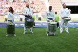 Na trávníku nejnovějšího pražského stadionu defilovali bubeníci...