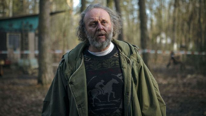 Jedním z největších úspěchu české HBO byla Pustina od režiséra Ivana Zachariáše. Na snímku je Jaroslav Dušek v roli Karla.