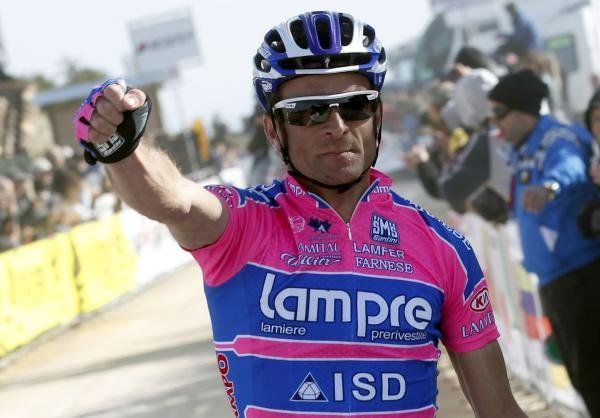 Italský cyklista Michele Scarponi ze stáje Lampre-IMP se raduje z vítězství v páté etapě Gira de Sardegna.