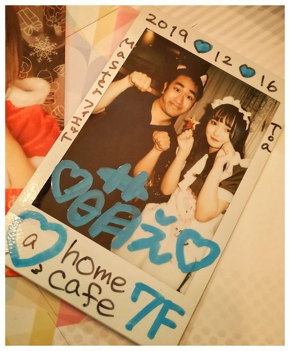 Maid kavárnu Marek navštívil v tokijské čtvrti Akihabara a s jednou z roztomilých dívek si tam pořídil roztomilou fotku.