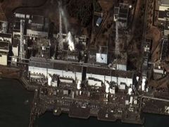 Satelitní snímek z 16. března, který byl pořízen v 9:35 místního času, ukazuje rozsah škod na jaderné elektrárně Fukušima.