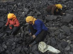 Lidé hledají použitelné uhlí. Šangzi; Čína