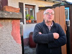 "Chci v tomhle civilizovaném světě žít jako člověk," říká Jan Záruba, který v domcích bydlí od devadesátých let.