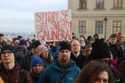 "Gaunera do koše!" Podporovatelé podpořili Váchu na demonstraci před arcibiskupstvím