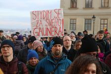 "Gaunera do koše!" Demonstranti podpořili Váchu na protestu před arcibiskupstvím