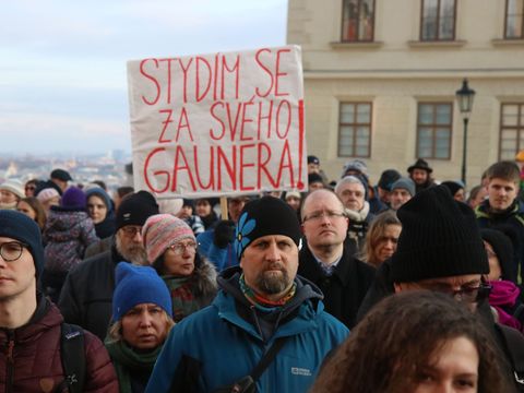 "Gaunera do koše!" Podporovatelé podpořili Váchu na demonstraci před arcibiskupstvím