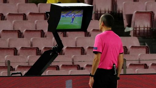 Rozhodčí Cüneyt Çakır struuje VAR v odvetném osmifinále Ligy mistrů Barcelona - Neapol