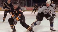 V roce 1990 Jágra z 5. místa draftoval do NHL Pittsburgh Penguins, kde se začínala vytvářet nová éra okolo Jágrova idolu Maria Lemieuxe. S Pittsburghem český hráč zažil svá nejúspěšnější léta a stihl vyhrát dva Stanley Cupy, jednu Hartovu trofej pro nejužitečnějšího a pět trofejí Arta Rosse pro nejproduktivnějšího hráče NHL.