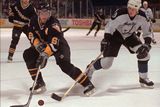 V roce 1990 Jágra z 5. místa draftoval do NHL Pittsburgh Penguins, kde se začínala vytvářet nová éra okolo Jágrova idolu Maria Lemieuxe. S Pittsburghem český hráč zažil svá nejúspěšnější léta a stihl vyhrát dva Stanley Cupy, jednu Hartovu trofej pro nejužitečnějšího a pět trofejí Arta Rosse pro nejproduktivnějšího hráče NHL.