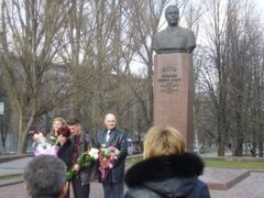 Busta místního rodáka Leonida Brežněva na Leninově třídě. A před ní slavnostní svatební foto.