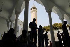 Tuniský premiér po útocích zakázal nikáb na veřejných místech