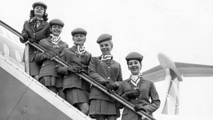 Sto let v oblacích. Fotky ukazují start českého létání i první uniformy letušek