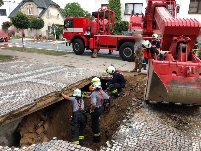 Hasiči tělo zavaleného mladíka vyprošťovali za pomoci těžké techniky.