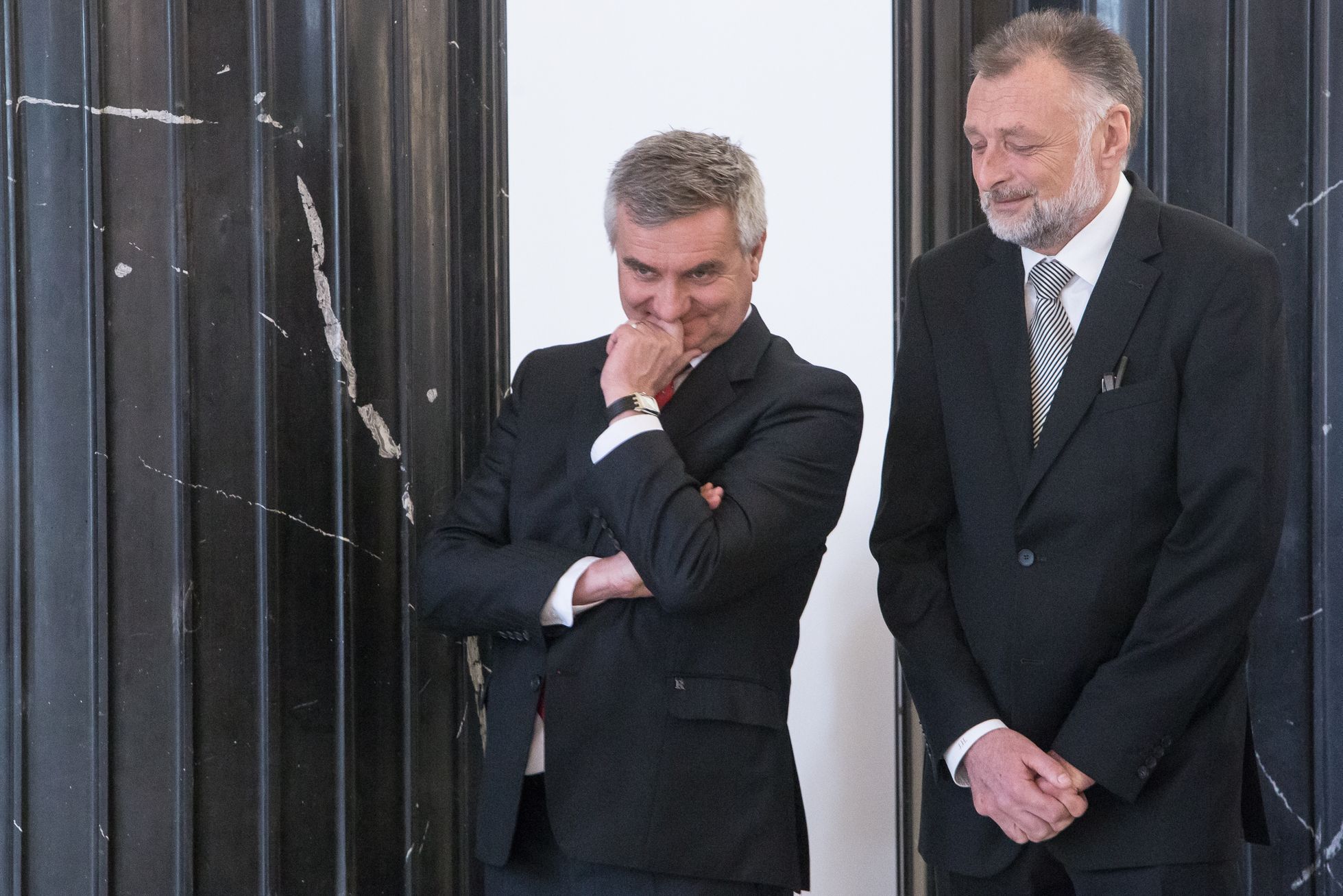 Miloš Zeman oznámil kandidaturu na prezidenta - jeho TK, aktivisté před Hradem